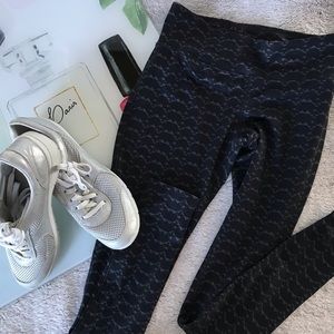 Adorable printed leggings 🖤